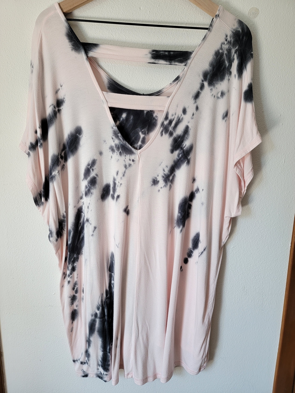 Lane Bryant Livi Pink & Black Tie-Dye V-Neck Tunic With Cut Out Back 22/24 EUC - Picture 2 of 11